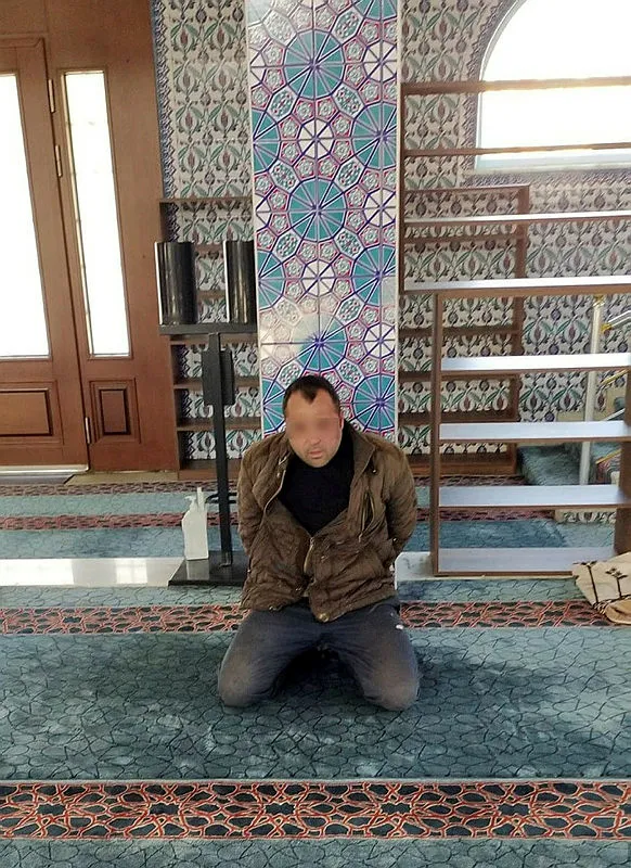 1668270431785.jpg Sigara ve içki ile camiye girip Kur'an-ı Kerim'i tekmeledi! İstanbul'da skandal olay - 1