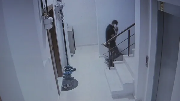 11-yasindaki-kizin-cep-telefonunu-caldi-o-anlar-kamerada-1631873701656.jpg 11 yaşındaki kızın cep telefonunu çaldı! O anlar kamerada - 1