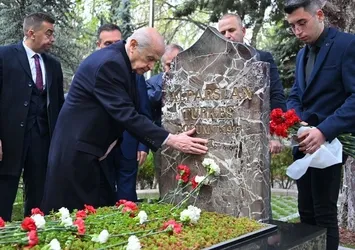 MHP Lideri Devlet Bahçeli Alparslan Türkeş'in kabrini ziyaret etti