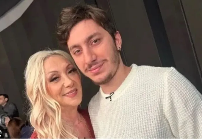 annesinin-mezarina-gitti-gullunun-oglundan-tugberkten-dikkat-ceken-paylasim-1762437560215.jpeg Kaynak: Instagram