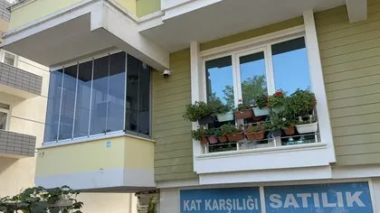 Çiçeklere çamaşır suyu döktü! Uyarılınca baba-oğulu darp etti | O anlar kamerada