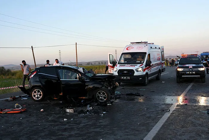 SON DAKİKA: Aksaray'da düğün konvoyunda korkunç kaza: 2 ölü 3'ü ağır 6 yaralı - 4