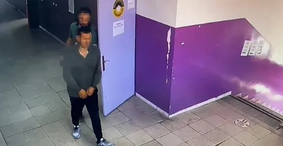 yksde-yapay-zekali-kopyada-yeni-goruntuler-okuldaki-guvenlik-kamerasi-ile-o-anlar-ortaya-cikti-1718225628287.jpg YKS'de yapay zekalı kopyada yeni görüntüler! Okuldaki güvenlik kamerası ile o anlar ortaya çıktı - 3