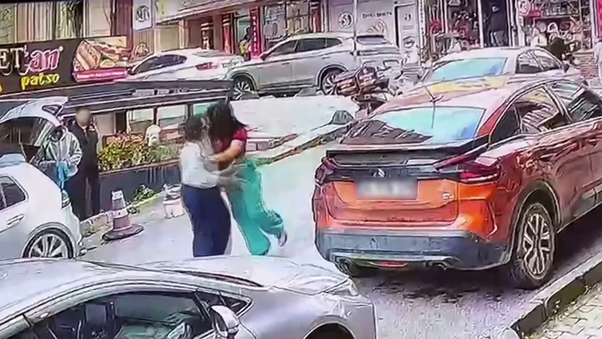 Fenomen 'Kelebek Sarsılmaz' trafikte dehşet saçtı! Kadın sürücüye kafa attı