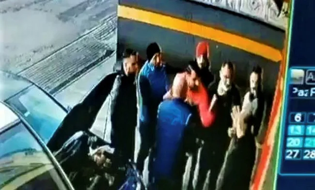 Kocaeli’de silah çeken şahsı levyeyle kovaladılar! O anlar kamerada - 3