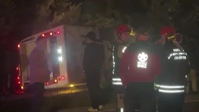 Gebze’de işçileri taşıyan midibüs devrildi