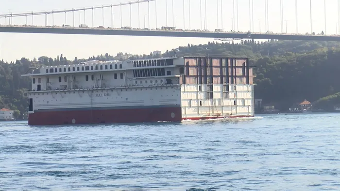 Dev geminin parçası İstanbul Boğazı'ndan 3 saatte geçti - 3