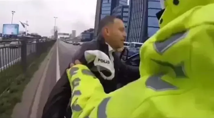 emniyettenim-diyerek-trafikte-dehseti-yasatmisti-bakan-ali-yerlikaya-duyurdu-o-saldirgan-yakalandi-1711090764993.jpeg "Emniyettenim" diyerek trafikte dehşeti yaşatmıştı! Bakan Ali Yerlikaya duyurdu: O saldırgan yakalandı - 2