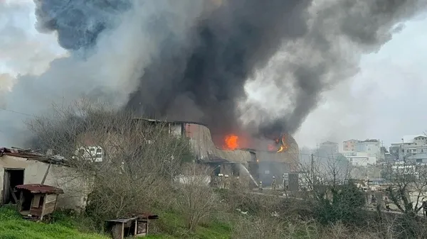 Beykoz'da fabrika alev alev yandı! İtfaiyenin yoğun çalışması sonucu kontrol altına alındı - 1