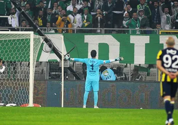 Volkan'dan şok hareket! Taraftara döndü ve...