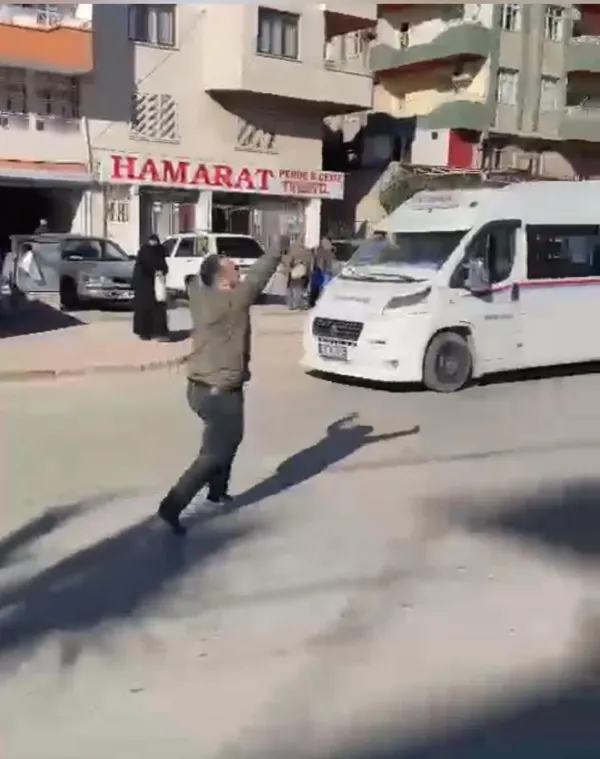 adanada-yol-ortasinda-vahset-tir-soforu-minibuscuyu-vurdu-1672734471787.jpg Adana’da yol ortasında vahşet! TIR şoförü minibüsçüyü vurdu - 5