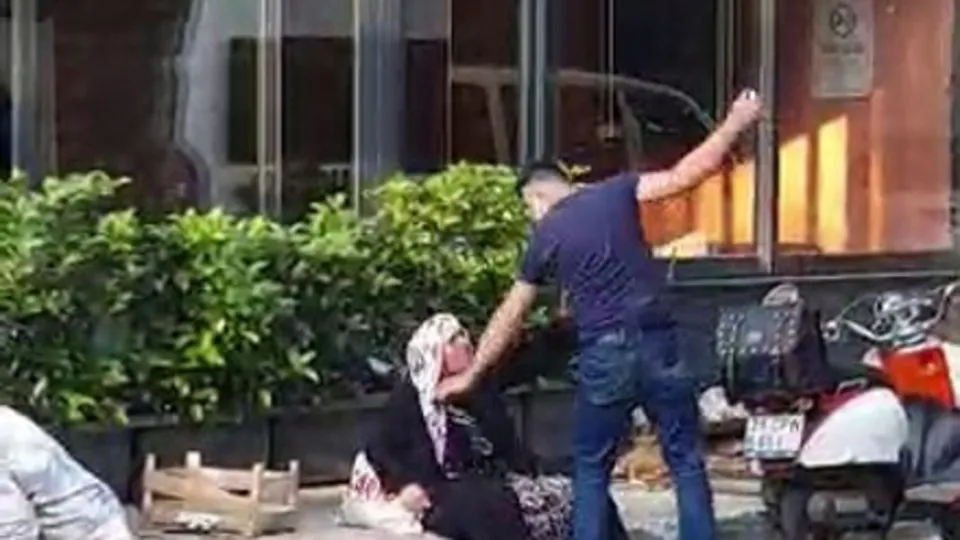 Hayırsız evlat annesini sokak ortasında darp etti! İşte yürek yakan o anlar
