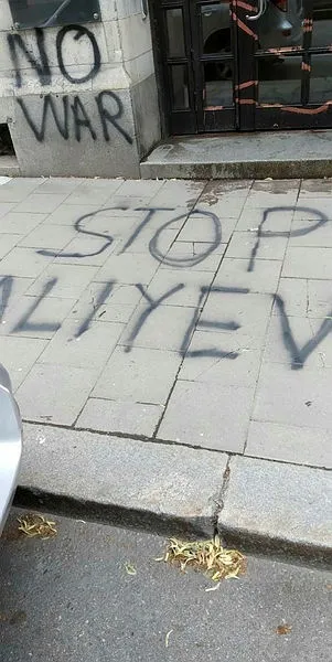 İsveç’te Azerbaycan Büyükelçiliği’ne ırkçı saldırı! Azerbaycan ve Cumhurbaşkanı İlham Aliyev hakkında çirkin ithamlar