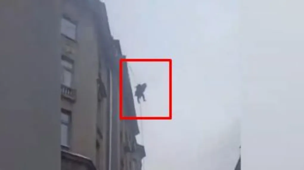 Elektrik kablosuna tutunarak hayatta kaldı