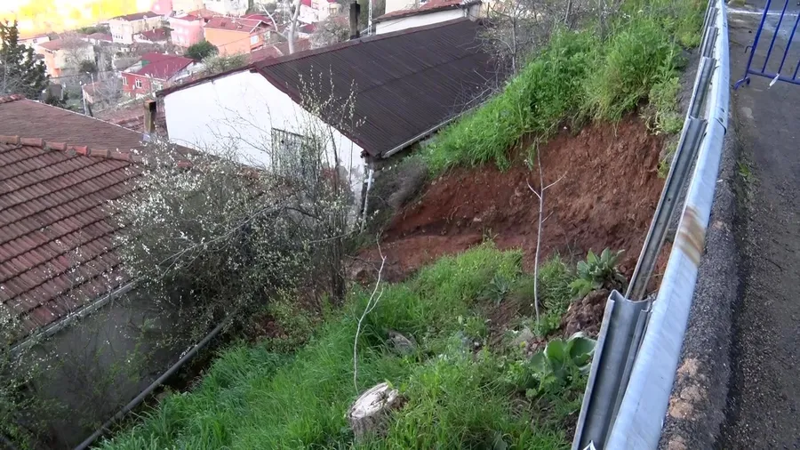 Maltepe'de toprak kayması: Evin üzerine çöktü - 1