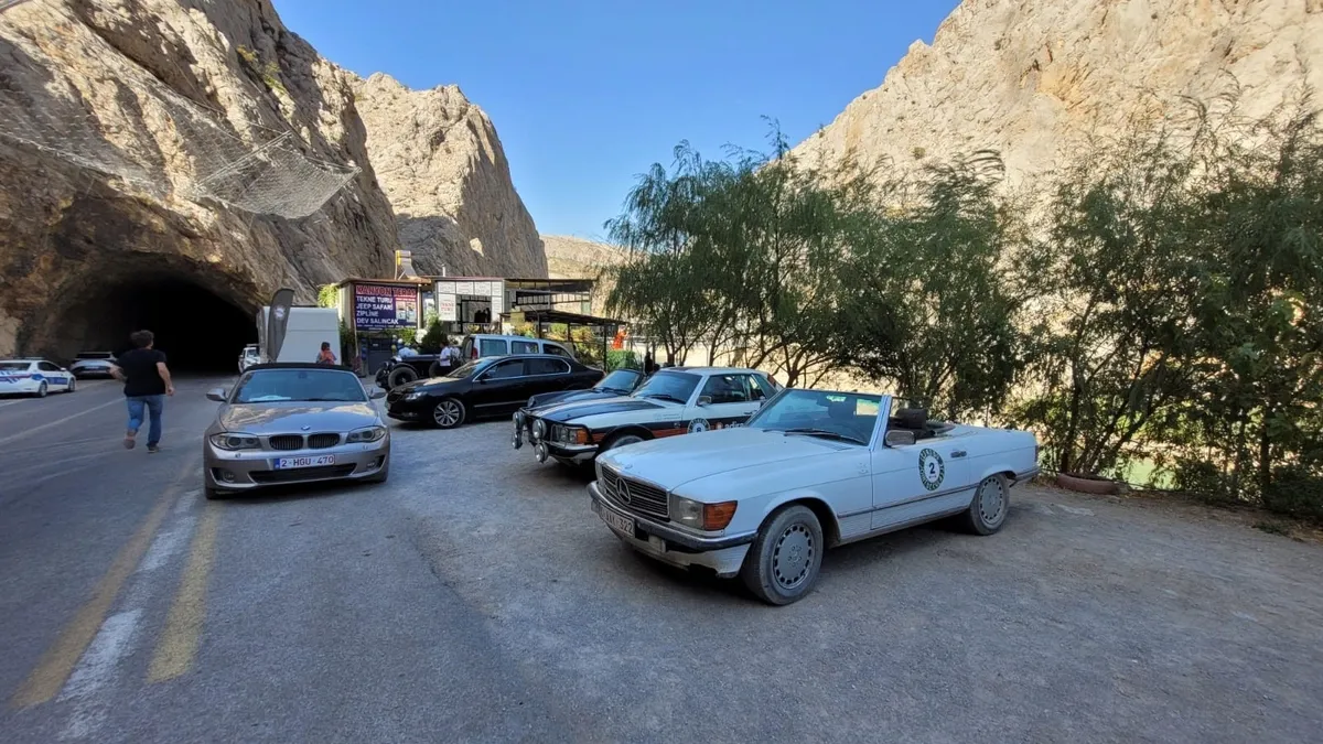 Belçikalı klasik araç tutkunları Kemaliye'de