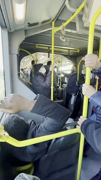 Metrobüste korona paniği! Fenalaşan yabancı uyruklu şahıs yolculara zor anlar yaşattı - 4