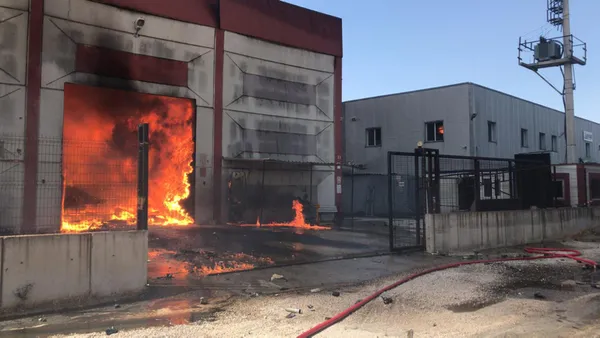 Son dakika: İzmir'de kozmetik fabrikasında yangın - 1