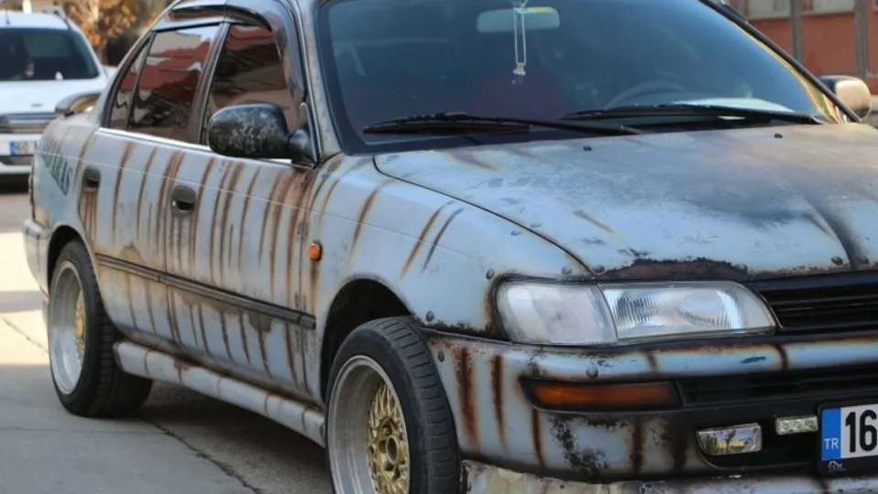 1996 model Toyota otomobil görenleri şaşırtıyor! Paslı çürük gibi gözüküyor ama...