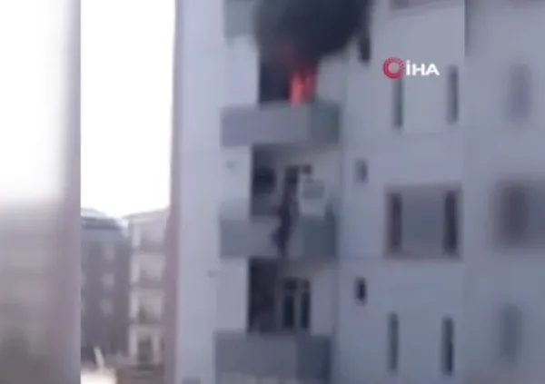 nigdede-yurekleri-agza-getiren-goruntuler-yanginda-balkondan-atlayan-kadini-havada-tuttugu-anlar-kamerada-1656509116235.jpg