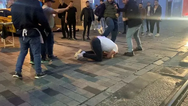 1685428485992.jpeg İstiklal Caddesi'nin ortasında bayıltan dayak! Tekme tokat birbirlerine girdiler - 4