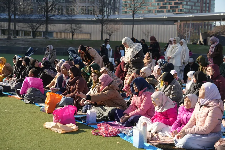 abd-sokaklarinda-ramazan-bayrami-coskusu-camiler-doldu-tasti-1774022574103.jpg ABD sokaklarında ramazan bayramı coşkusu! Camiler doldu taştı - 1