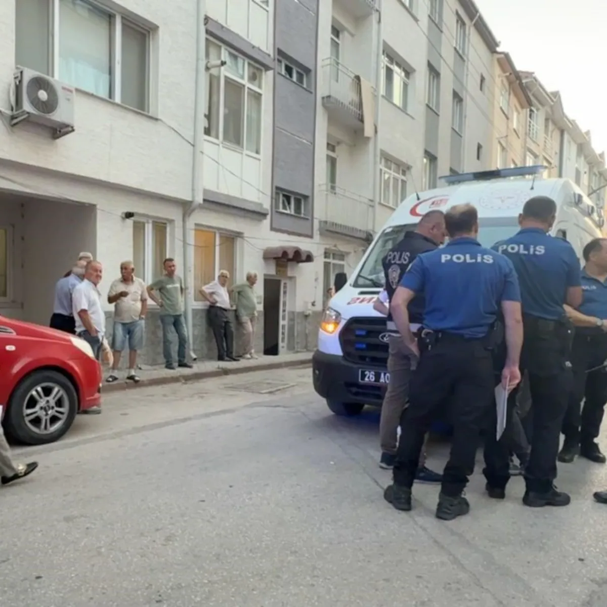 Sokakta düşen yaşlı adam evinin kapısında hayatını kaybetti