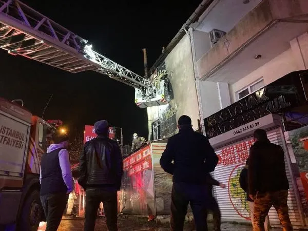 Arnavutköy'de kahvaltı salonu alev alev yandı - 1