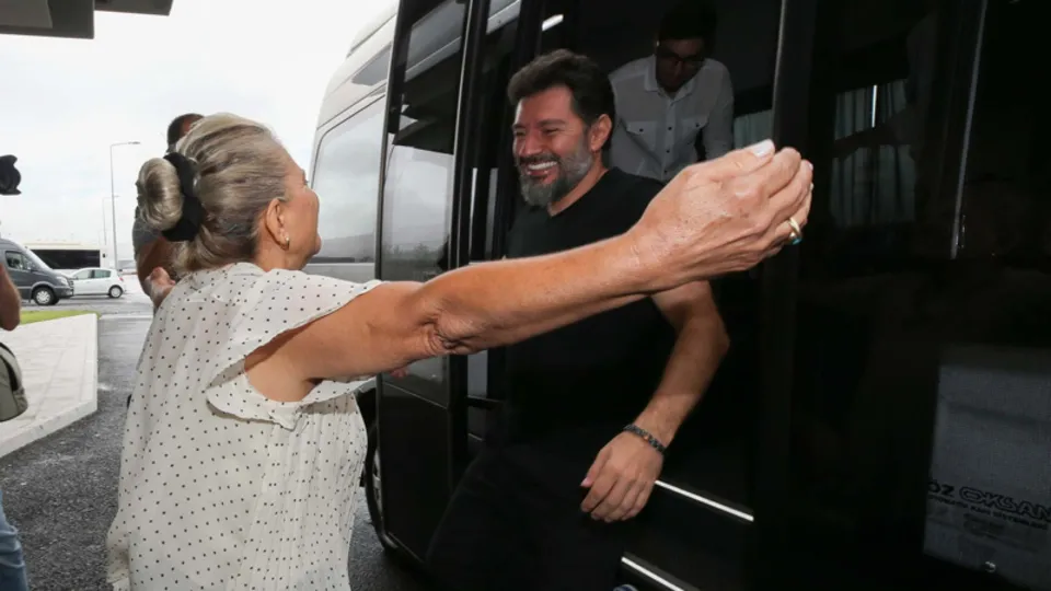 Hakan Atilla ailesine kavuştu! Duygulandıran buluşma