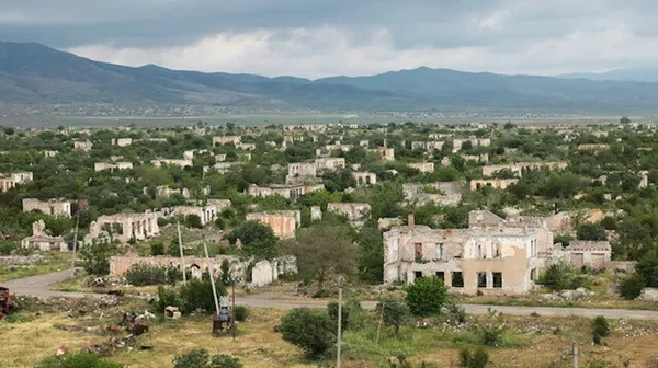 azerbaycan-ordusu-agdama-yerlesiyor-yola-cikan-askerler-sevgi-seli-ile-karsilasti-1605797902926.jpg