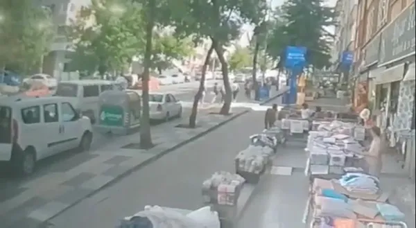 liseli-kizlara-once-laf-atti-sonra-minibusu-uzerlerine-surdu-4-ogrenci-yaralandi-1654877284705.jpg Liseli kızlara önce laf attı sonra minibüsü üzerlerine sürdü! 4 öğrenci yaralandı - 1