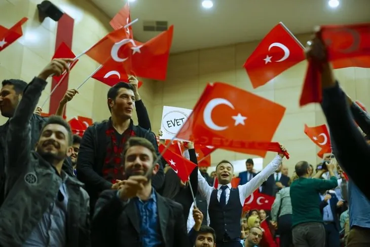 Bakan Çavuşoğlu’na üniversite öğrencilerinden büyük sürpriz