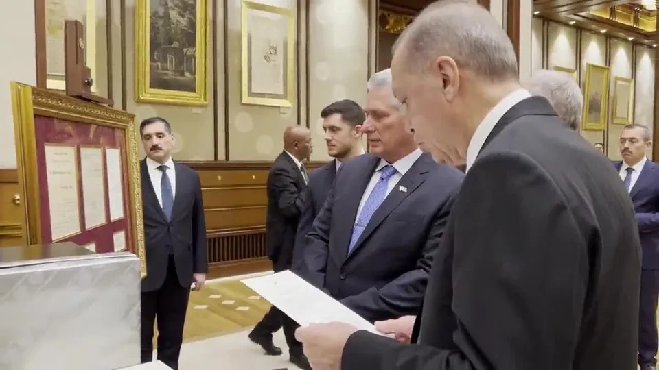 Başkan Erdoğan’dan Küba Devlet Başkanı Bermudez’e tarihi hediye! Daha önce bu belgeyi görmedim