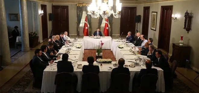 Bakan Albayrak, akademisyen ve ekonomistlerle İstanbul’da bir araya geldi