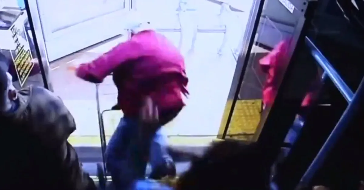 Yaşlı adamı otobüsten itip öldürdü