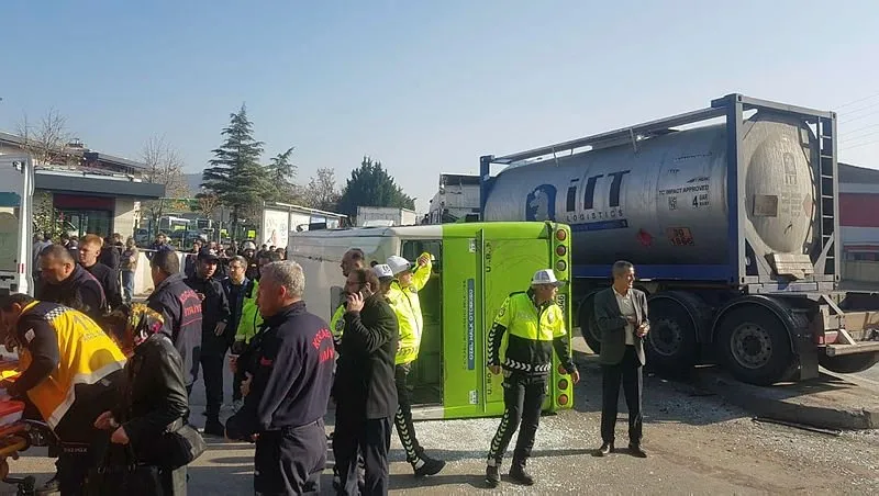 Izmit Te Tir Ve Halk Otobusu Carpisti A Haber En Son Haberler