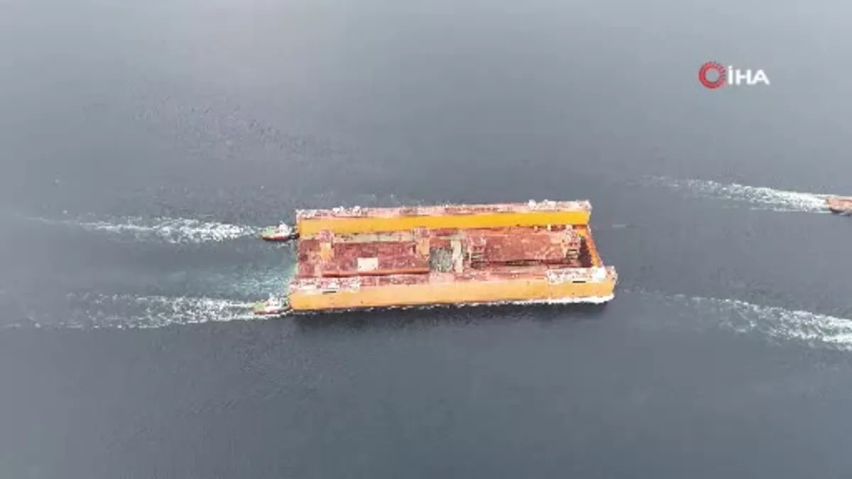 Dev Yüzer Havuz ‘Dourado' Çanakkale Boğazı'ndan geçiyor