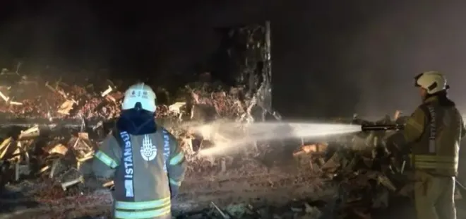 Beykoz'da 6 ton çilek taşıyan TIR'da yangın