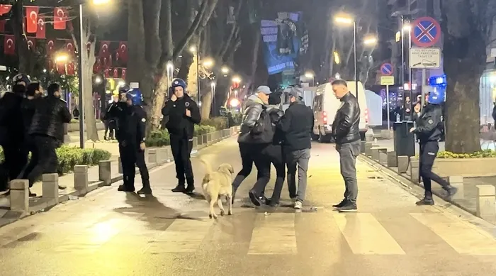 ankara-ve-istanbulda-yolsuzlugu-ortbas-provokasyonu-marjinal-gruplardan-polise-tasli-ve-havai-fisekli-saldiri-1742777716720.jpg FOTOĞRAF: DHA