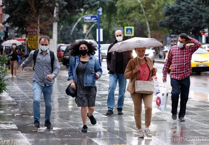 Ankara’da şiddetli yağış! Yollar göle döndü hurda kapıyı sandal yaptı