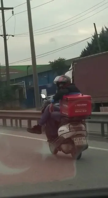 hem-kendinin-hem-de-baskalarinin-hayatini-riske-atti-motosiklette-bacak-bacak-sutune-yolculuk-kamerada-1636010570256.jpg Hem kendinin hem de başkalarının hayatını riske attı! Motosiklette bacak bacak sütüne yolculuk kamerada - 2