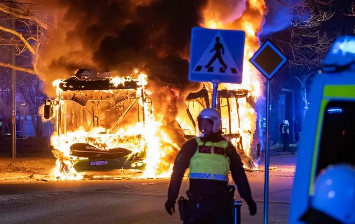 İsveç’te polis koruması altında Kur’an-ı Kerim yakıldı! Ülke yangın yerine döndü