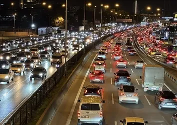 İstanbul'da trafik kilit! Yoğunluk yüzde 90'a yaklaştı | İşte alternatif güzergahlar...