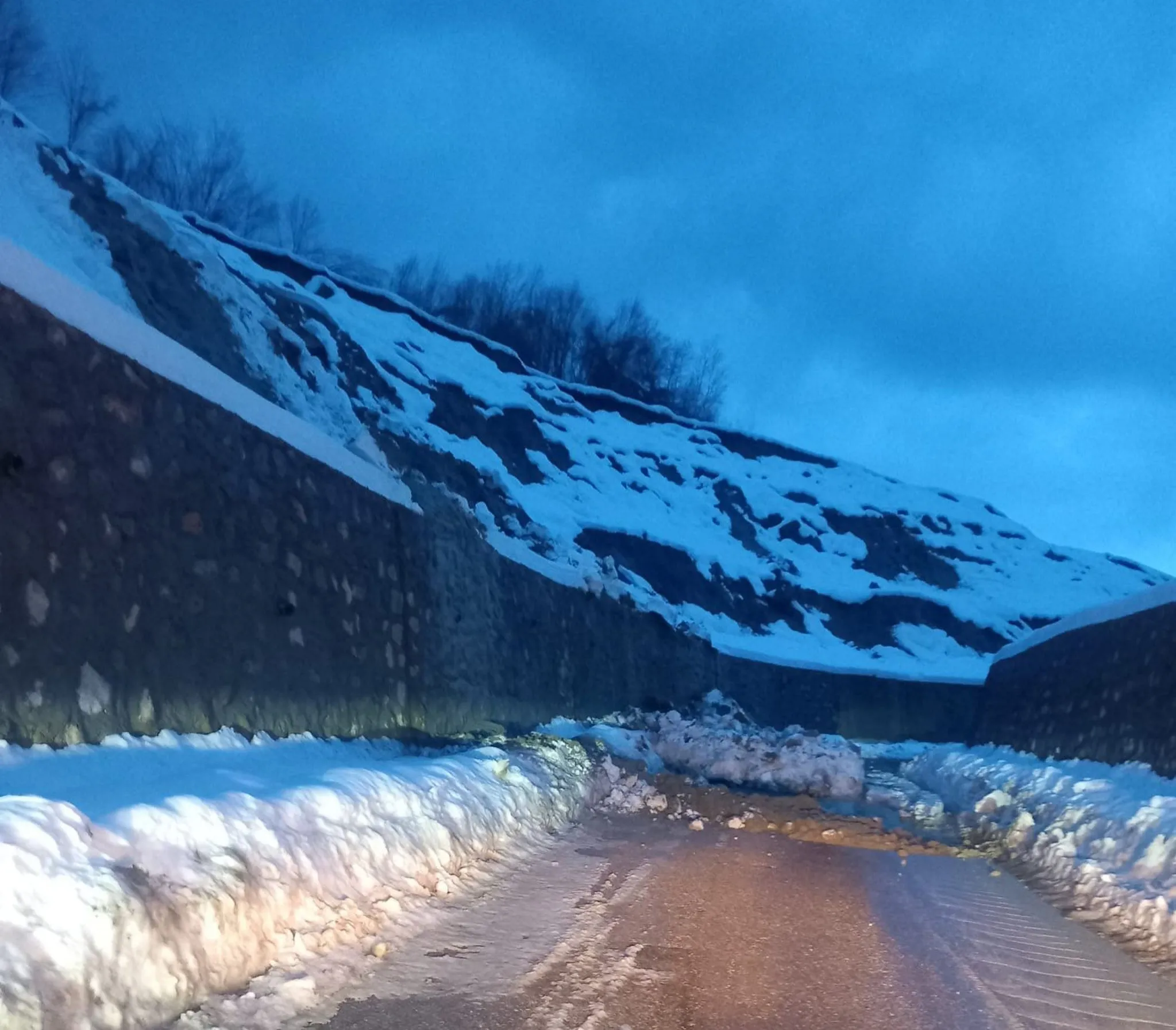 Sinop'ta toprak kayması! Yol ulaşıma kapandı