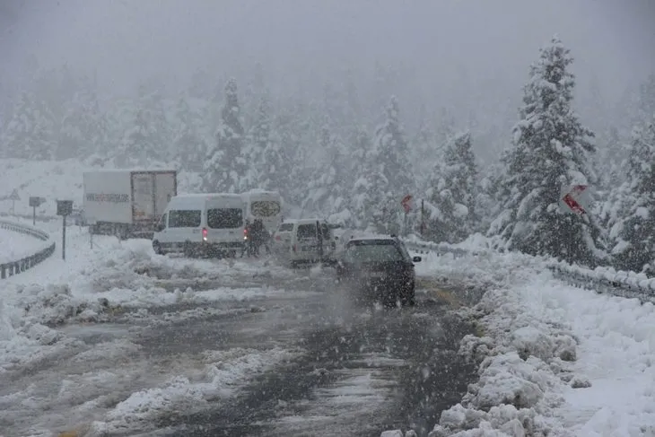 Antalya-Konya yolu yoğun kar yağışı nedeniyle kapandı