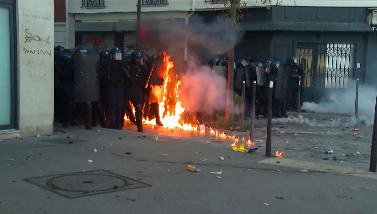avrupa-sokaklarinda-gerilim-tirmaniyor-fransadan-sonra-almanya-da-karisti-a-haber-ekipleri-protestolarin-merke-1793466893367.jpg Avrupa sokaklarında gerilim tırmanıyor! Fransa'dan sonra Almanya da karıştı: A Haber ekipleri protestoların merkezinde - 1