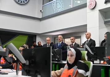 Sosyal medyaya yaş sınırı! Bakan Uraloğlu duyurdu