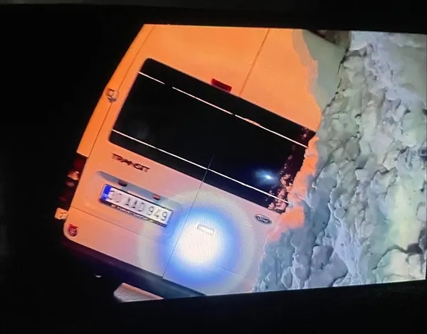 hakkari-van-yolunda-minibus-uzerine-cig-dustu-olu-ve-yaralilar-var-1708973180068.jpeg Hakkari- Van Yolunda minibüsün üzerine çığ düştü! Ölü ve yaralılar var | Bakan Yerlikaya'dan açıklama... - 3