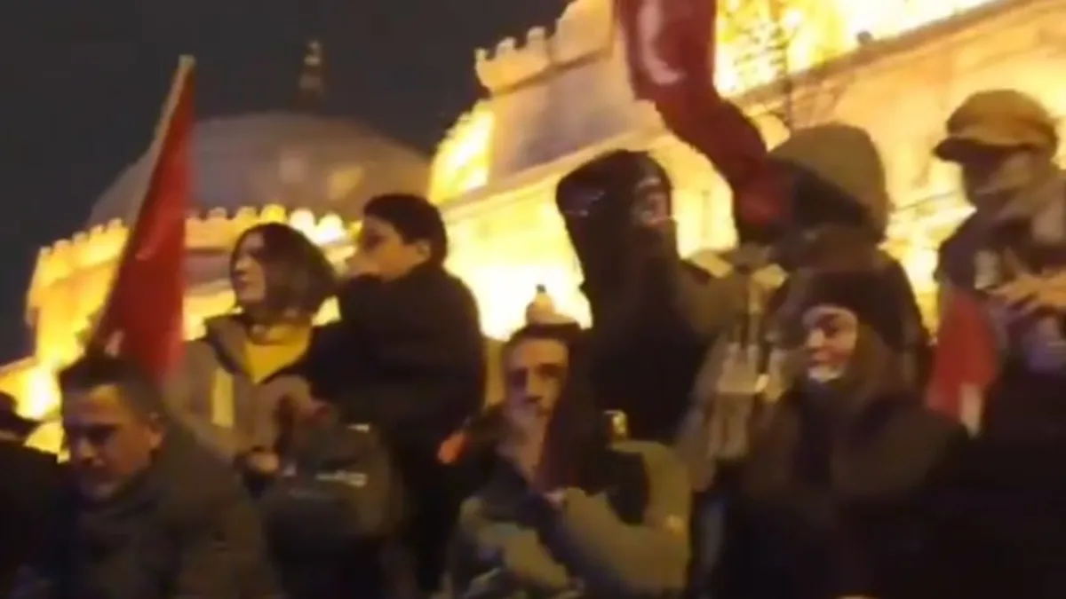 CHP destekli vandallar kafayı çekip cami duvarına işedi! İşte o anlar...