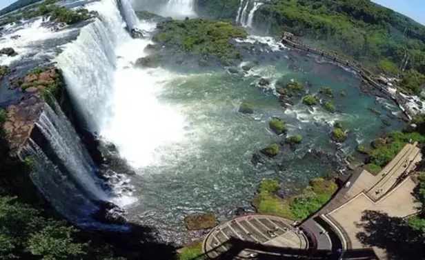 Sınır kafenin ortasından geçiyor! Görenleri hayrete düşüren dünyanın en ilgin ülke sınırları - 8